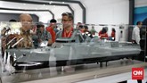 Prabowo dan Hadi Tjahjanto berkeliling area pameran. Mereka melihat beberapa industri pertahanan, seperti kapal selam, pakaian prajurit, drone, misil, dan kendaraan perang. (CNN Indonesia/Andry Novelino).