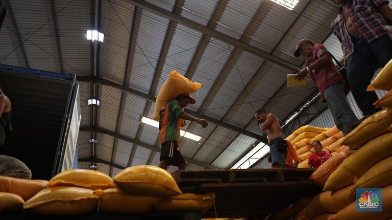 Perum Bulog akan membuang 20 ribu ton beras cadangan pemerintah (CBP) atau disposal stock dengan cara diolah lagi.