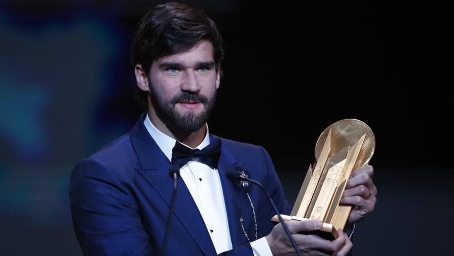 Lionel Messi memenangi Ballon d'Or 2019 setelah mengalahkan Virgil van Dijk dan Cristiano Ronaldo pada Senin, 2 Desember 2019 di Paris, Prancis.
