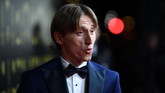 Pemenang Ballon d'Or tahun 2018 Luka Modric turut hadir di acara tahun ini. Gelandang asal Kroasia ini juga yang menyerahkan trofi Ballon d'Or tahun 2019 untuk Messi. (Photo by FRANCK FIFE / AFP)