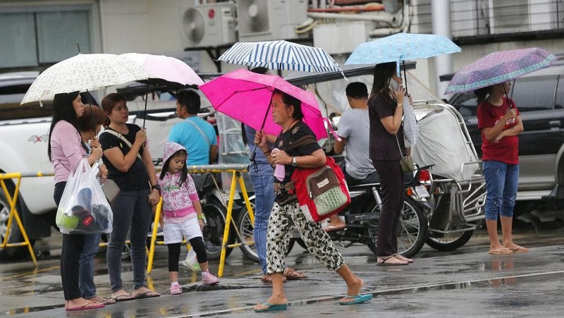 Filipina mengevakuasi 200.000 orang dan telah menutup bandara terbesar di negara itu karena angin kencang dan hujan lebat dari Badai Kammuri.