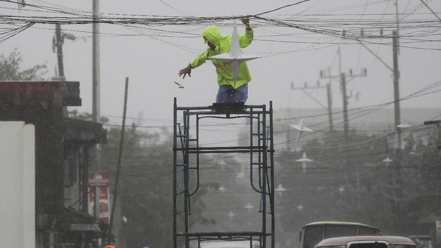 Filipina mengevakuasi 200.000 orang dan telah menutup bandara terbesar di negara itu karena angin kencang dan hujan lebat dari Badai Kammuri.