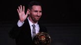 Lionel Messi meraih gelar Ballon d'Or 2019 setelah mengalahkan dua pesaing, Virgil van Dijk (Liverpool) di posisi kedua dan Cristiano Ronaldo (Juventus) yang berada di tempat ketiga. (Photo by FRANCK FIFE / AFP)