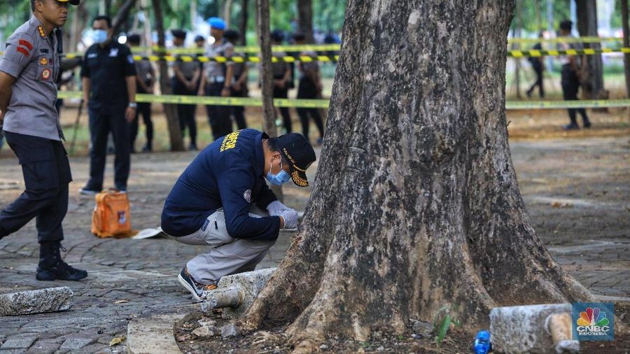 Dua orang prajurit TNI menjadi korban ledakan tersebut.