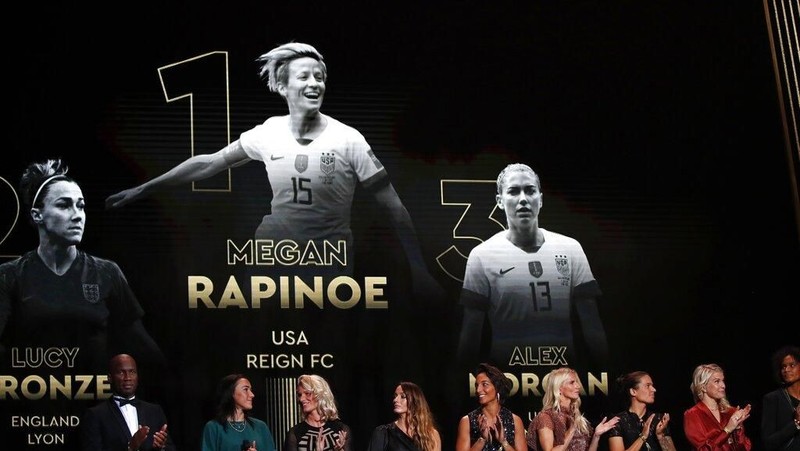 Lionel Messi memenangi Ballon d'Or 2019 setelah mengalahkan Virgil van Dijk dan Cristiano Ronaldo pada Senin, 2 Desember 2019 di Paris, Prancis.