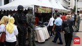 Masyarakat antusias dengan pameran industri pertahanan. Banyak warga yang memanfaatkan pameran itu untuk berfoto dengan kendaraan-kendaraan perang. (CNN Indonesia/Andry Novelino)