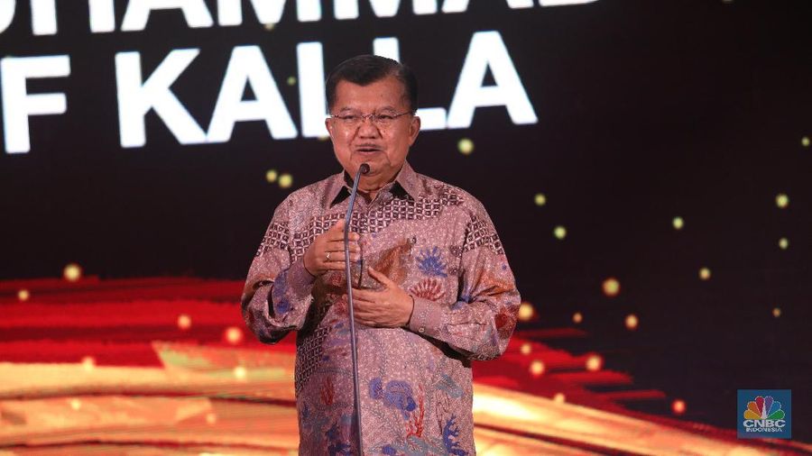 Jusuf Kalla meraih penghargaan Lifetime Achievement di Malam penganugerahan CNBC Indonesia Awards 2019 di Java Ballroom The Westin Jakarta, Rabu 4 Desember 2019. (CNBC Indonesia/Tri Susilo)