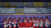 Lagu Indonesia Raya pun berkumandang saat penyerahan medali emas nomor beregu putra SEA Games 2019. (ANTARA FOTO/Sigid Kurniawan)