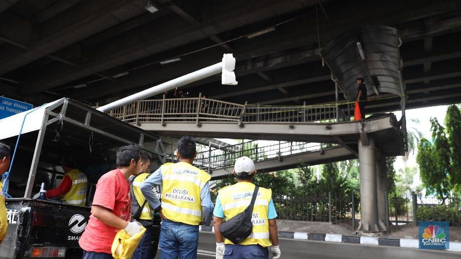 Sebuah truk kontainer pengangkut dump truck menabrak JPO halte TransJakarta Bea Cukai..