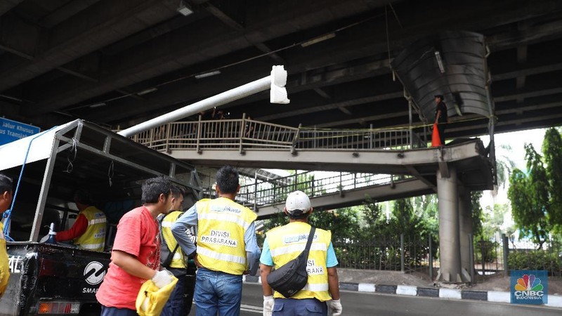 Sebuah truk kontainer pengangkut dump truck menabrak JPO halte TransJakarta Bea Cukai..