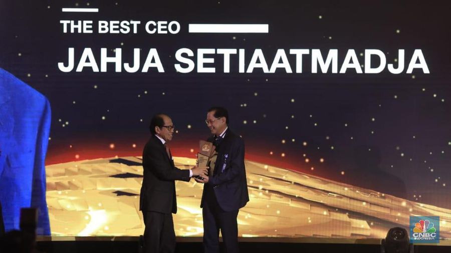 Presiden Direktur PT Bank Central Asia Tbk (BBCA) Jahja Setiaatmadja terpilih menjadi The Best CEO dalam CNBC Indonesia Award 2019.