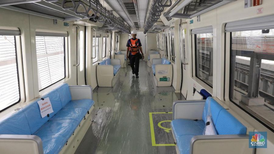 Rangkaian kereta LRT Jabodebek diproduksi oleh PT INKA di Madiun dengan komponen 60 persen buatan dalam negeri.