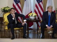 Ekspresi Trump Bertemu Macron di Tengah Tegang AS-Prancis