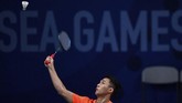 Jonatan Christie yang tampil di laga pertama final beregu putra badminton berhasil mengamankan poin usai mengalahkan Lee Zii Jia dua gim langsung 21-19 dan 21-17. (ANTARA FOTO/Sigid Kurniawan/ama)