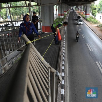 Penampakan JPO Bea Cukai yang Rusak Gegara Ditabrak Truk