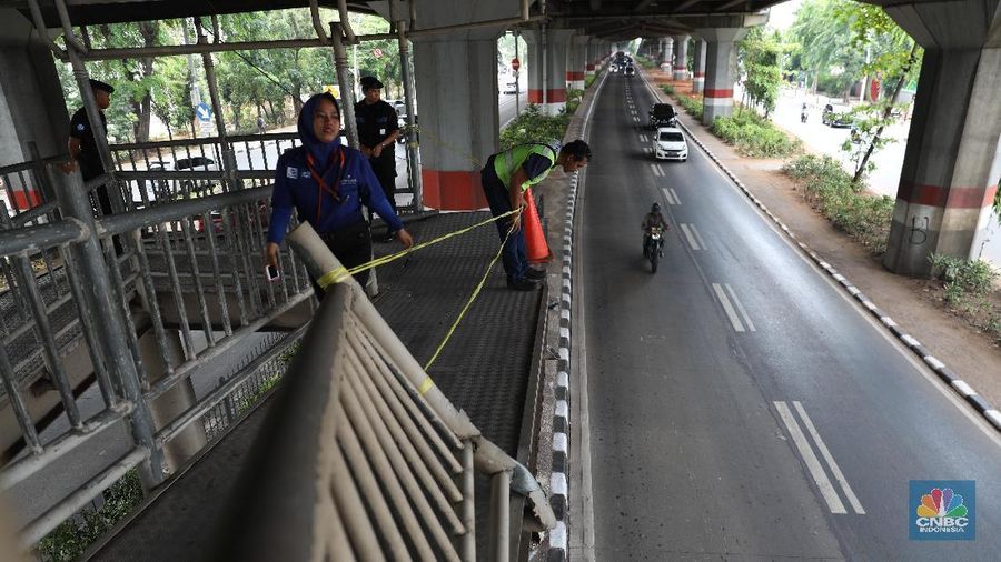 Sebuah truk kontainer pengangkut dump truck menabrak JPO halte TransJakarta Bea Cukai..