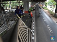 Penampakan JPO Bea Cukai yang Rusak Gegara Ditabrak Truk