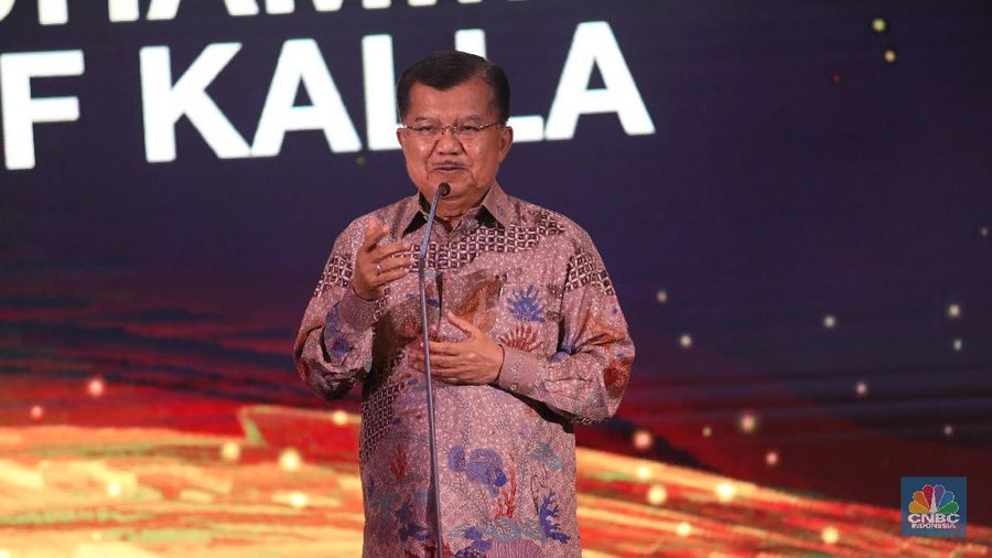 Jusuf Kalla meraih penghargaan Lifetime Achievement di Malam penganugerahan CNBC Indonesia Awards 2019 di Java Ballroom The Westin Jakarta, Rabu 4 Desember 2019. (CNBC Indonesia/Tri Susilo)