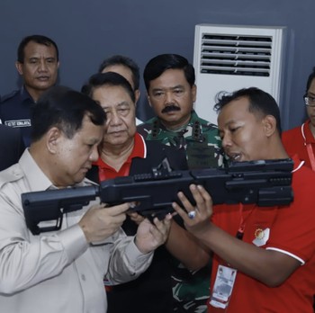 Mengintip Gaya Prabowo Menjajal Senjata di Pameran Alutsista