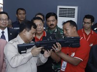 Mengintip Gaya Prabowo Menjajal Senjata di Pameran Alutsista