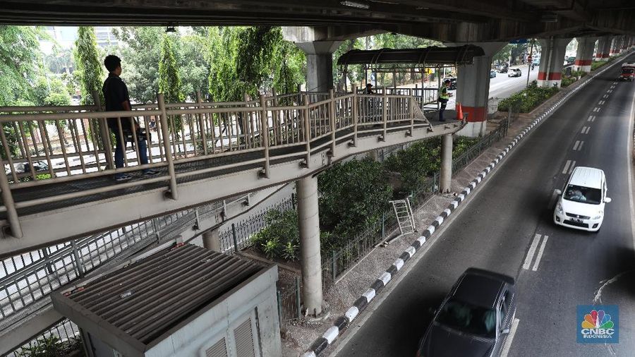 Sebuah truk kontainer pengangkut dump truck menabrak JPO halte TransJakarta Bea Cukai..
