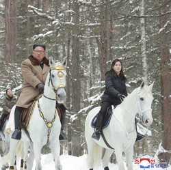 Wew! Kim Jong Un Naik Kuda Putih Lagi, Tanda Apakah Ini?