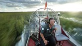 Pemandu wisata, Gianni Magrini, mengoperasikan sebuah perahu motor melintasi rawa-rawa di Taman Nasional Everglades. Pekerjaan ini telah Ia lakoni selama 25 tahun. (AP Photo/Robert F. Bukaty)