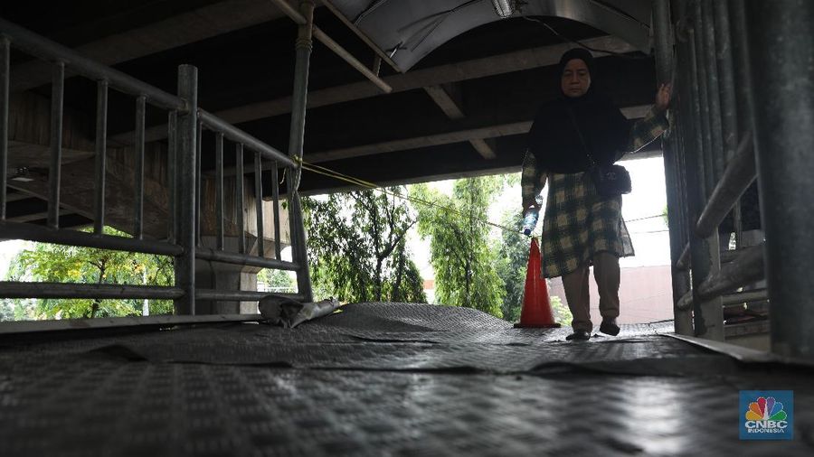 Sebuah truk kontainer pengangkut dump truck menabrak JPO halte TransJakarta Bea Cukai..