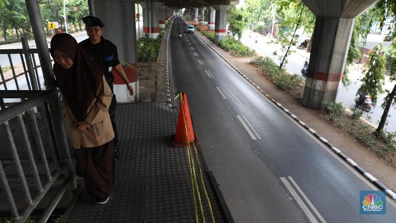 Sebuah truk kontainer pengangkut dump truck menabrak JPO halte TransJakarta Bea Cukai..