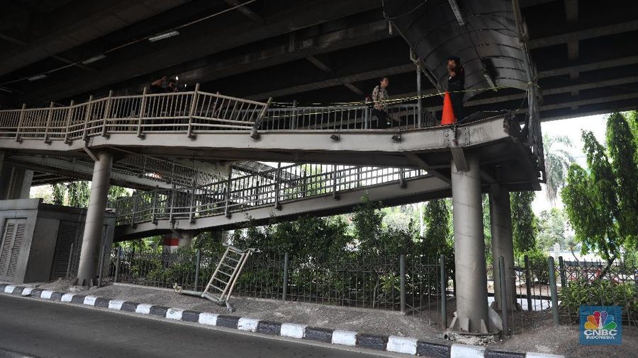 Sebuah truk kontainer pengangkut dump truck menabrak JPO halte TransJakarta Bea Cukai..
