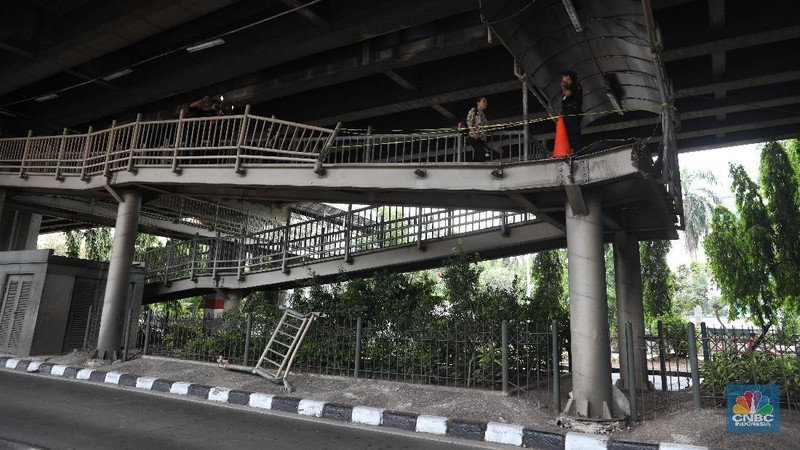 Sebuah truk kontainer pengangkut dump truck menabrak JPO halte TransJakarta Bea Cukai..