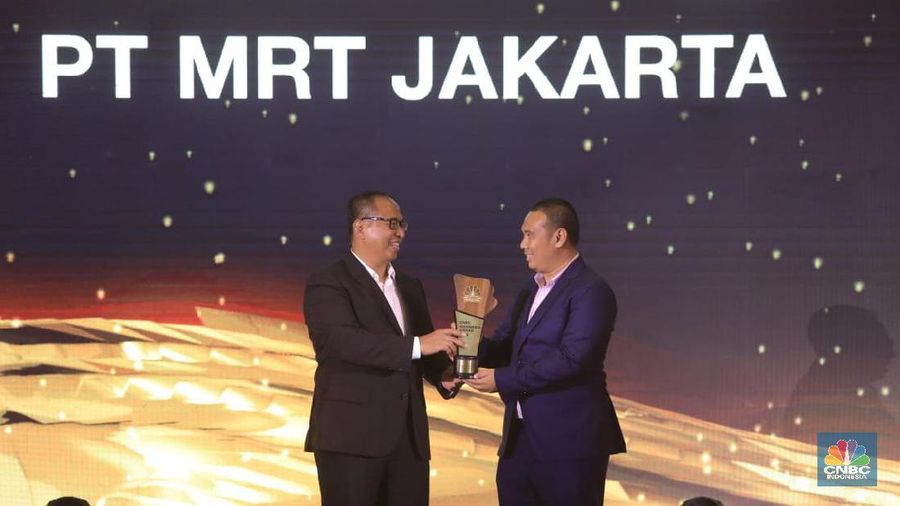 PT MRT Jakarta dinobatkan sebagai The Best Business Performance in Public Transportation versi CNBC Indonesia.