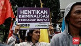 Nelayan Kampung Baru Dadap dan Kamal Muara yang tergabung dalam Front Perjuangan Rakyat Jakarta berunjuk rasa di depan Polda Metro Jaya, Jakarta, Rabu (4/12). (CNN Indonesia/Andry Novelino)