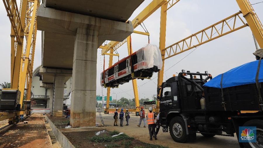 Rangkaian kereta LRT Jabodebek diproduksi oleh PT INKA di Madiun dengan komponen 60 persen buatan dalam negeri.