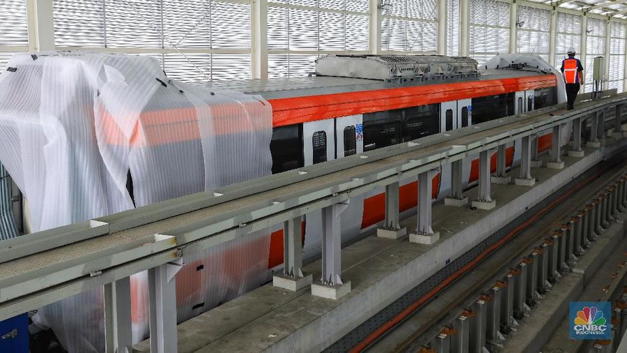 Stasium Harjamukti terdapat 2 rangkaian kereta buatan dari INKA (train set) yang terdiri 1 rangkaian ialah 6 gerbong. (CNBC Indonesia/Andrean Kristianto)
