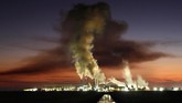 Pabrik Tebu di Belle Glade, Florida. Pabrik beroperasi 24 jam selama musim panen, menggiling sebanyak 26.000 ton tebu per hari. (AP Photo/Robert F. Bukaty)