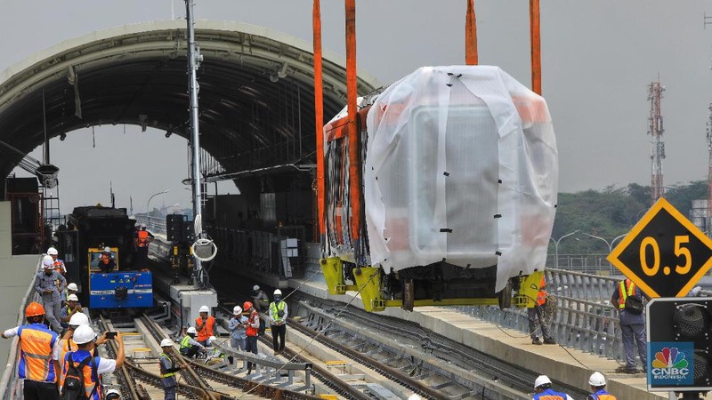 Rangkaian kereta LRT Jabodebek diproduksi oleh PT INKA di Madiun dengan komponen 60 persen buatan dalam negeri.