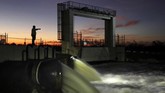 Sistem pengairan berfungsi normal. Air-air ini disalurkan ke sebuah kanal di Taman Nasional Everglades. (AP Photo/Robert F. Bukaty)