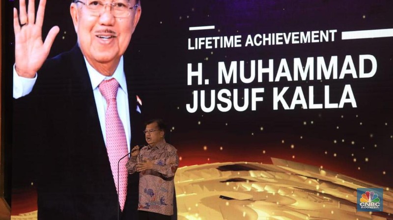 CNBC Indonesia Award 2019 menobatkan Muhammad Jusuf Kalla menjadi sosok untuk kategori Lifetime Achievement Award