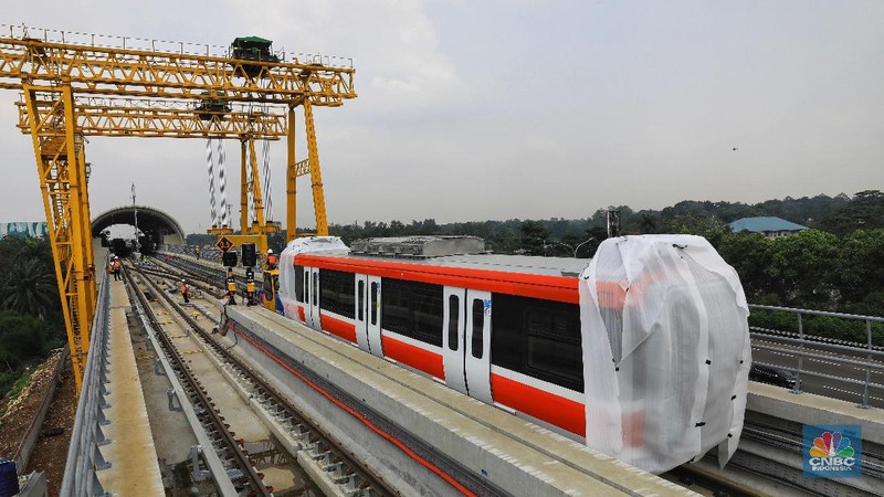 Rangkaian kereta LRT Jabodebek diproduksi oleh PT INKA di Madiun dengan komponen 60 persen buatan dalam negeri.