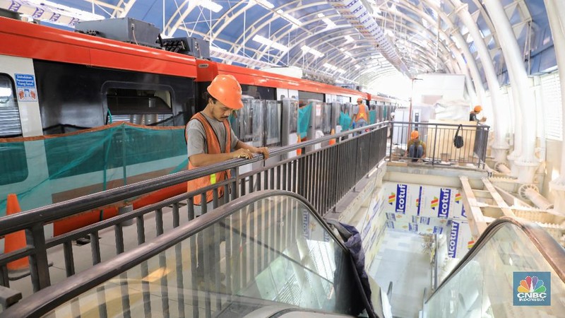 Rangkaian kereta LRT Jabodebek diproduksi oleh PT INKA di Madiun dengan komponen 60 persen buatan dalam negeri.