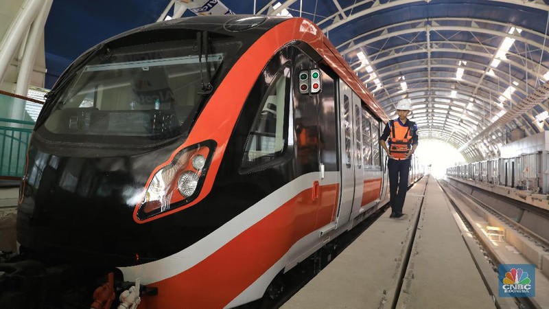 Rangkaian kereta LRT Jabodebek diproduksi oleh PT INKA di Madiun dengan komponen 60 persen buatan dalam negeri.