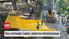 VIDEO: Truk Kontainer Tabrak Jembatan Penyebrangan