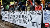 Para nelayan memprotes aktivitas reklamasi karena dikhawatirkan mengganggu ternak kerang hijau para nelayan. (CNN Indonesia/Andry Novelino)