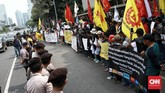 Mereka menuntut pembebasan rekan mereka, Muhamad Alwi yang ditahan selama dua puluh hari oleh Polda Metro Jaya atas pelaporan PT. Kukuh Mandiri Lestari anak dari Agung Sedayu Group dengan tuduhan pengancaman. (CNN Indonesia/Andry Novelino).