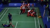 Kemenangan Ade Yusuf Santoso/Wahyu Nayaka Arya disambut meriah tim beregu putra yang berhasil merebut emas SEA Games 2019 usai mengalahkan Malaysia 3-1 di partai final. (ANTARA FOTO/Sigid Kurniawan)
