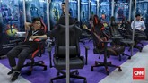 Pameran ini turut menjual produk elektronik dari mulai perlengkapan gaming. (CNN Indonesia/Bisma Septalisma).