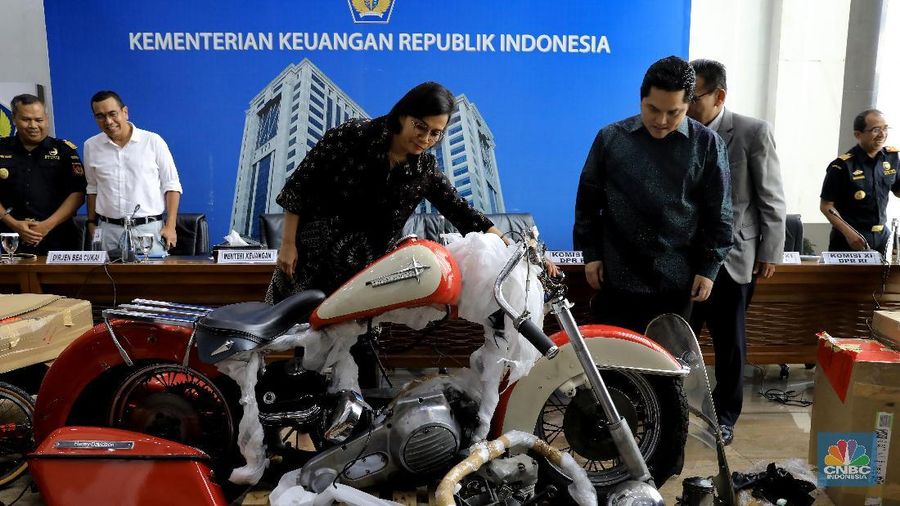 Skandal penyelundupan barang mewah di pasawat Garuda berpotensi merugikan negara.