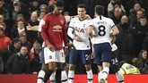Menjelang babak pertama berakhir Dele Alli menyamakan kedudukan menjadi 1-1 di menit ke-39. Alli menunjukkan kontrol bola yang apik sebelum membobol gawang David de Gea lewat tendangan keras kaki kanan. (AP Photo/Rui Vieira)