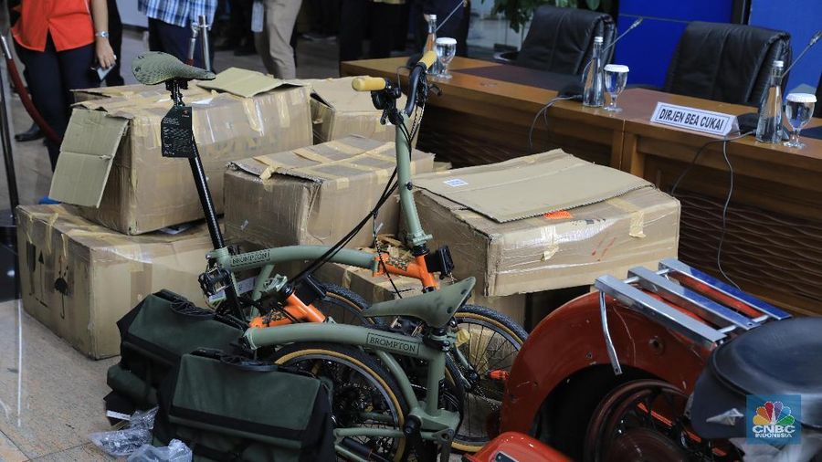 Bea Cukai membongkar paket yang diselundupkan via Garuda, berisi sepeda Brompton seharga Rp 50 juta per unit 